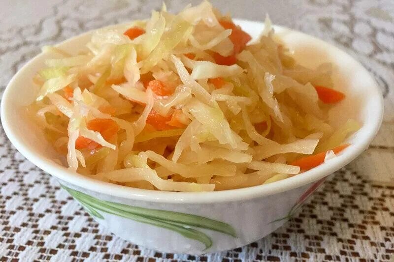 Квашеная капуста сколько моркови. Капуста белокочанная квашеная. Капуста квашеная Чижик. Квашеная капуста Алые паруса. Квашеная капуста быстрого приготовления.