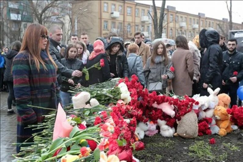 Телепрограмма траур. Пугачева траур. "Мемориал памяти жертв пожара в ТЦ «зимняя вишня»".