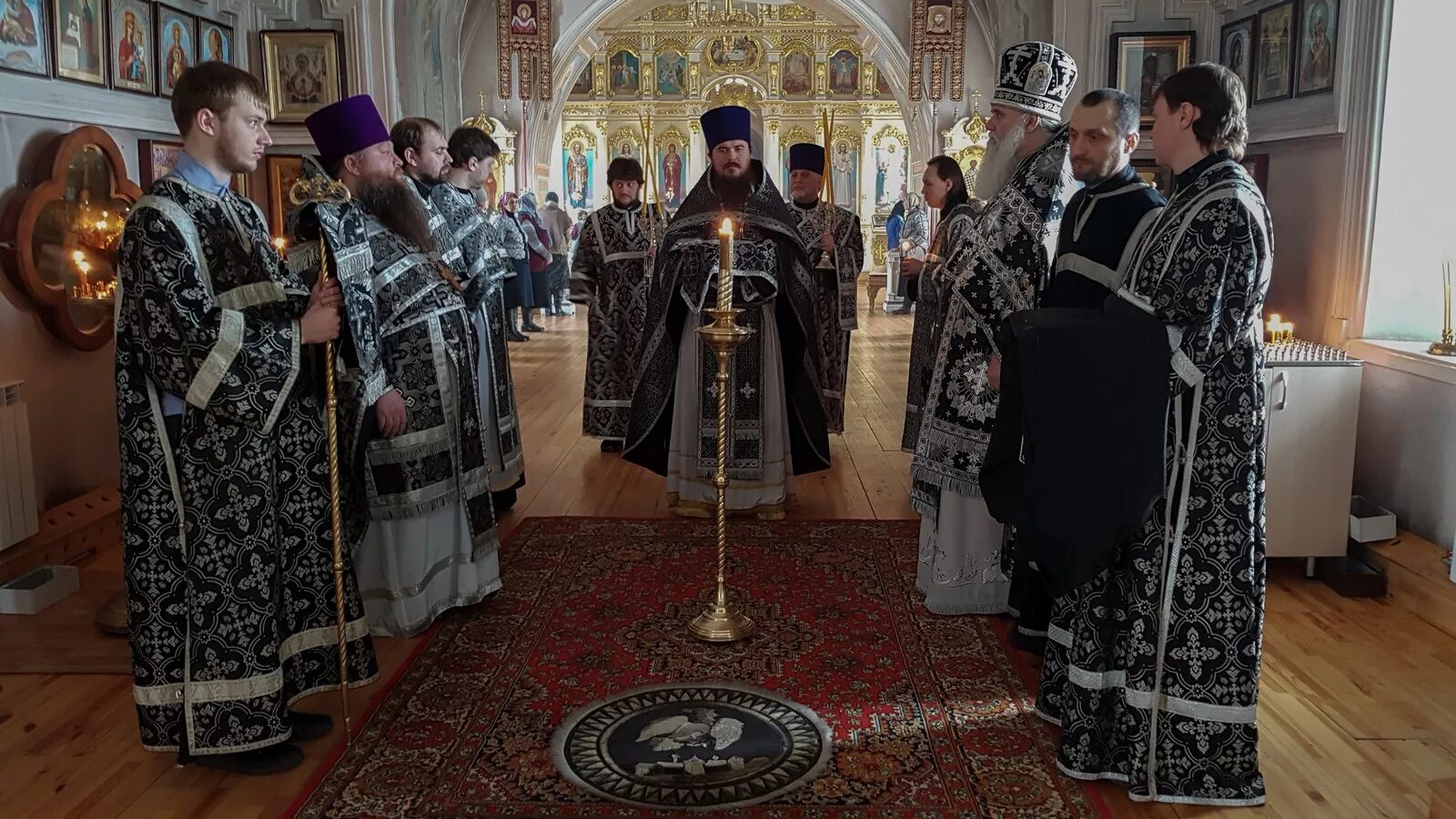 Собор воскресения христова дзержинск внутри. Томск свято воскресенский храм литургия. Служба в воскресенском храме воронежа 11 июня. Вичуга настоятель красной церкви. Служба в воскресенской церкви.