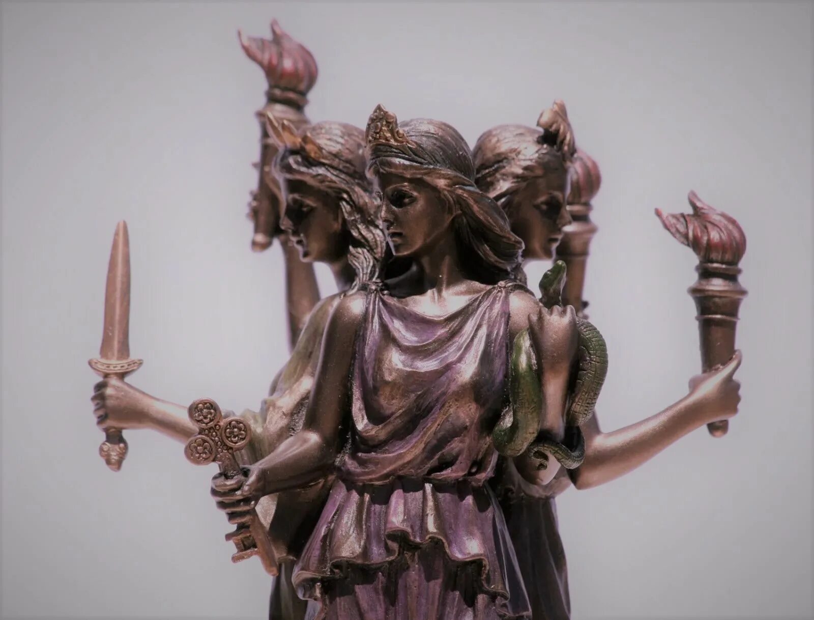 Лунная богиня геката. Богиня тьмы геката. Геката. Трехликая богиня геката. Геката богиня.