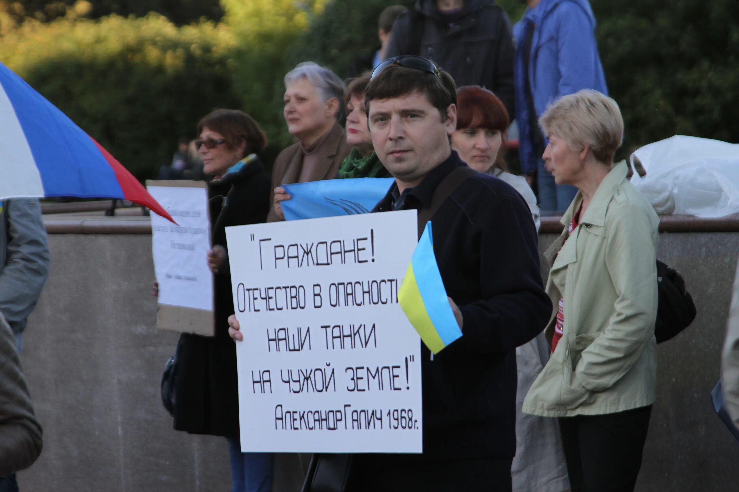 Нужно всем быть против войны