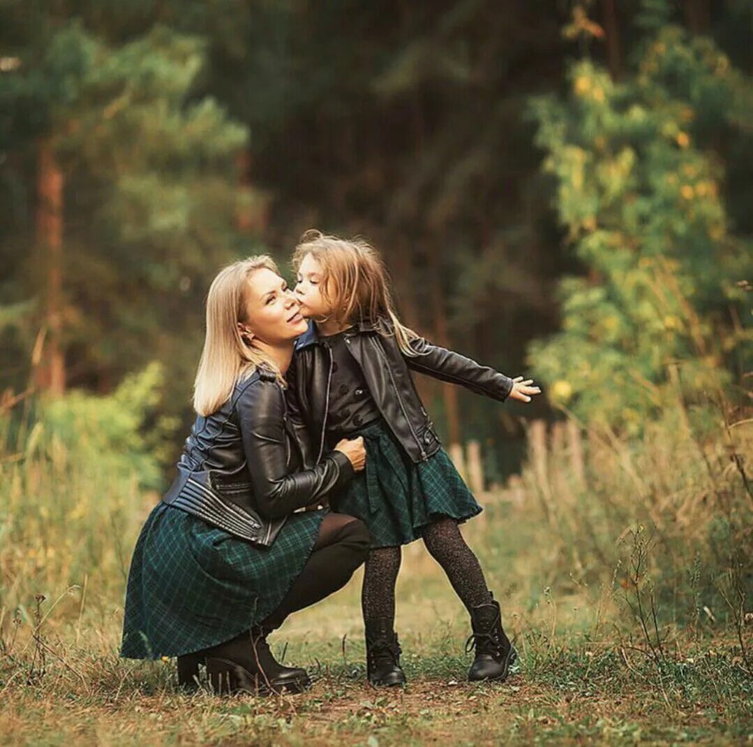 Мама дочка с субтитрами. Фотосессия с дочкой. Осенняя фотосессия с дочкой. Фотосессия мама и дочь. Фотосессия мама и дочка на природе.