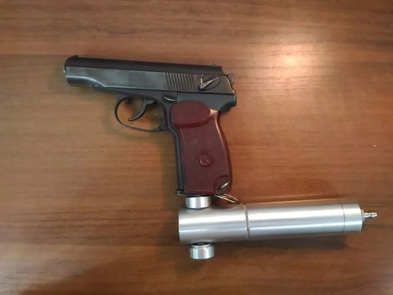 На сколько хватает баллончика для пистолета. Газовый баллончик для пневмата. Баллоны со2 для пистолетов. Газовые баллончики для пневматического пистолета cst 304. Газовый баллон для пневмата макаров.