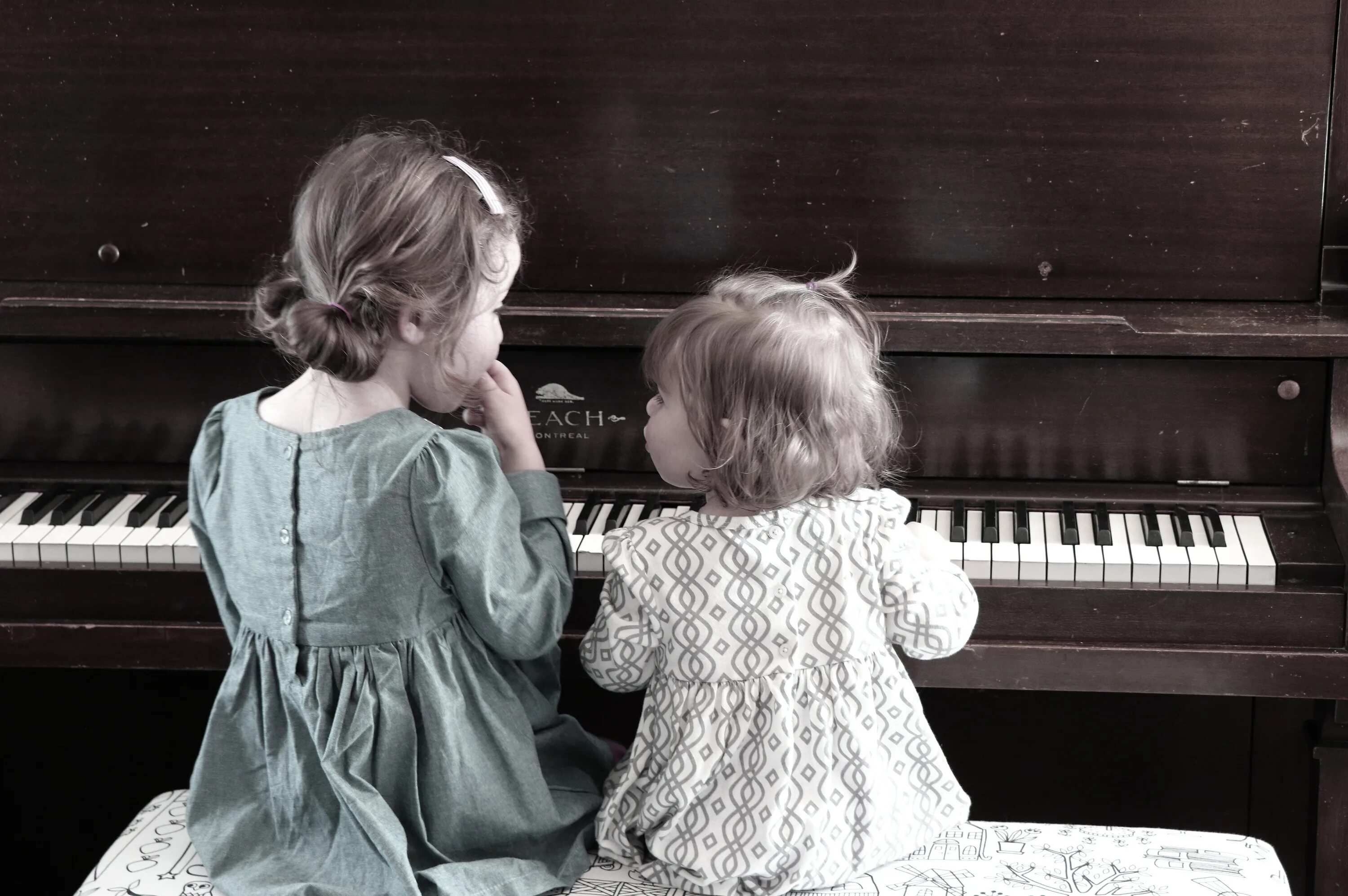 Малыш за роялем. Ребенок за роялем. Ребенок за фортепиано. Фортепиано для детей. Sister play piano