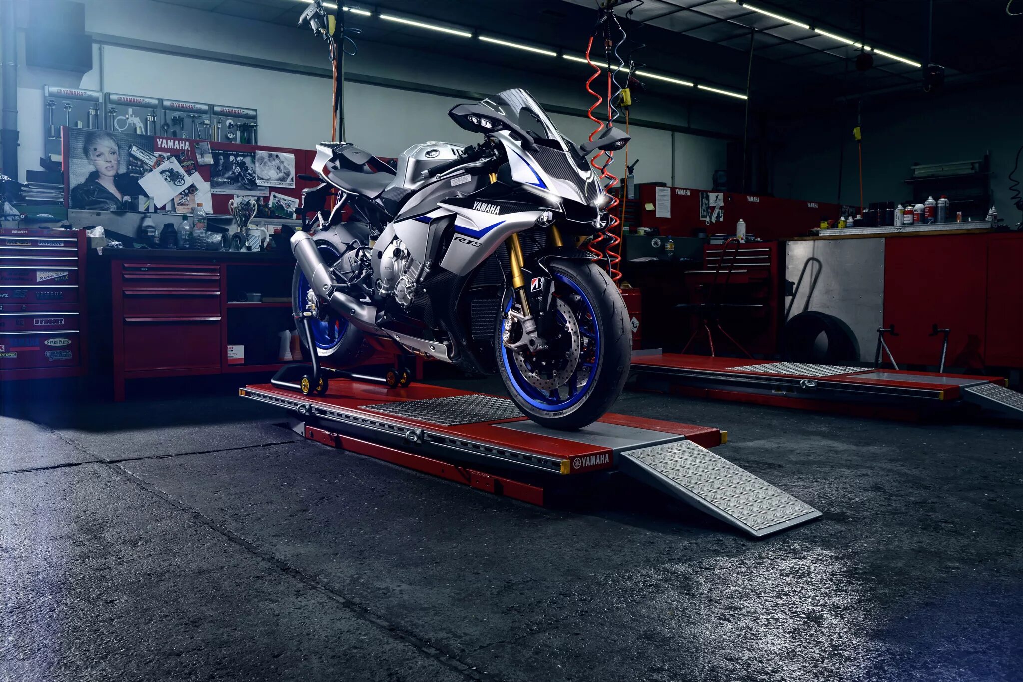 Ремонтная мотоциклов. Yamaha r1 2018. Ямаха r1 в гараже. Yamaha Мотосервис. Мотоцикл Ямаха в гараже.