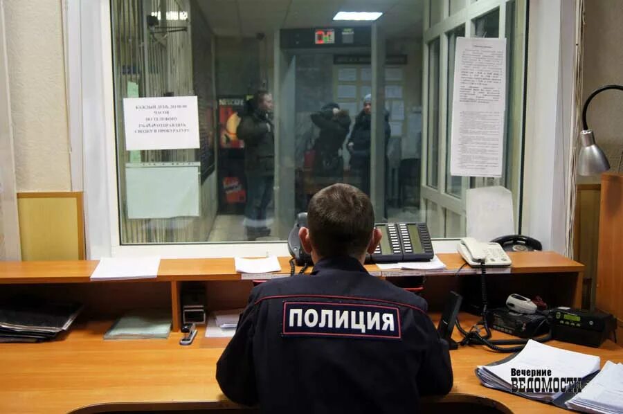 Дежурный отдела полиции. Дежурная часть полиции. полицейский дежурной части. дежурный полиции. дежурные части полиции.