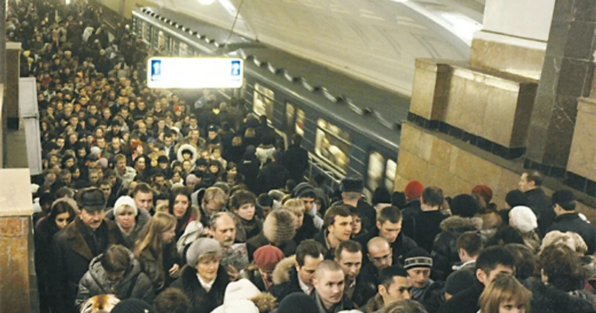 Час пик в спб. Московское метро в час пик. метро москва час пик 2020. станция метро комсомольская в час пик. станции метро киевская в час пик.