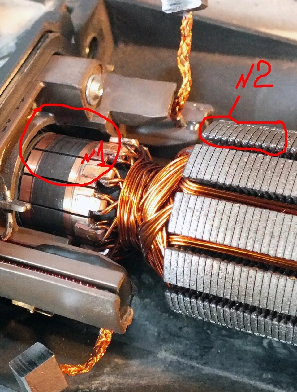 Почему горят щетки. Щеточно коллекторный ротор. Щетки ротора якорной обмотки. Щетки электродвигателя Москвич. Щеточный мотор.