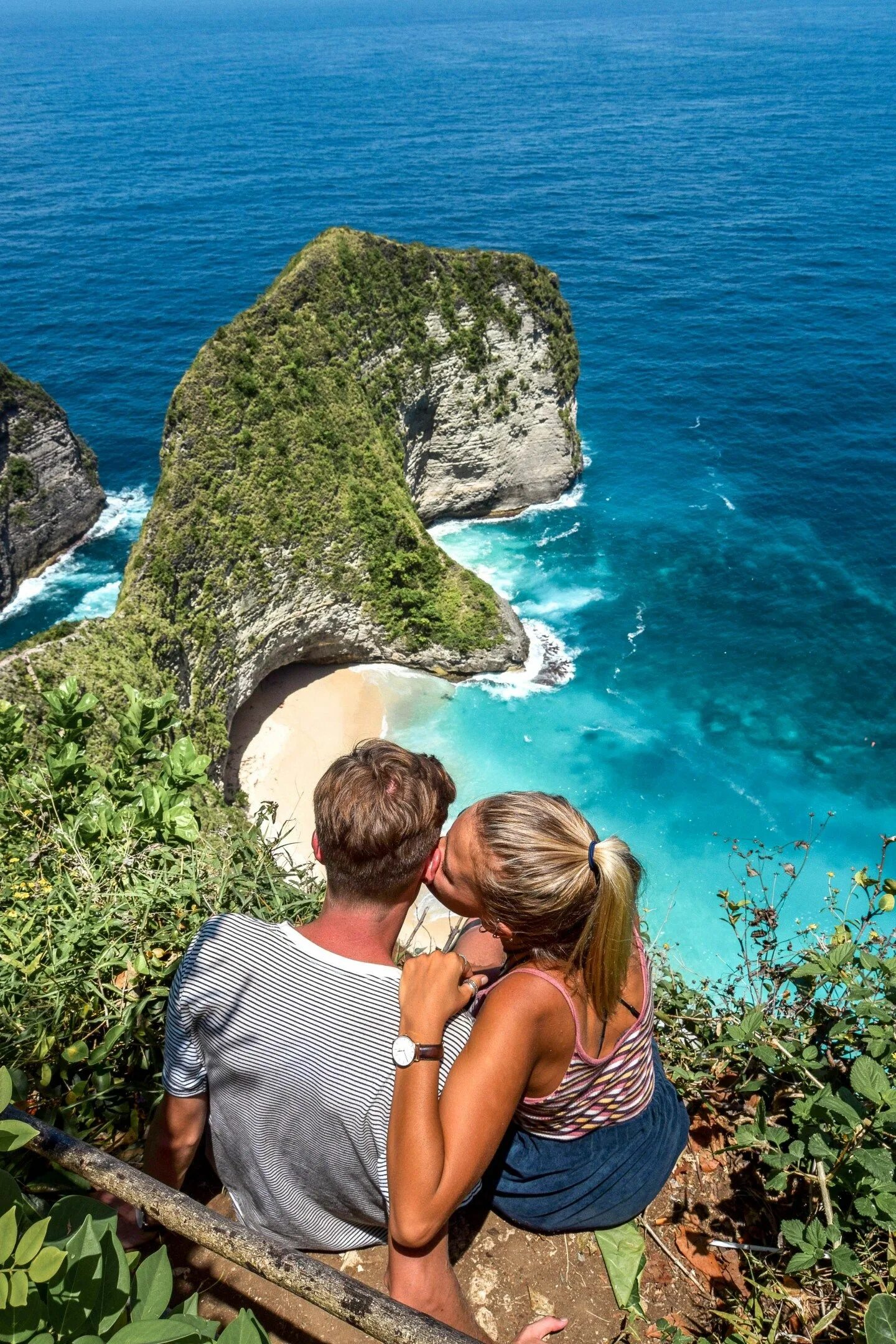 Любимый бали. Kelingking Beach Нуса Пенида. Пара на Бали. Влюбленные пары на Бали. Двое на Бали.