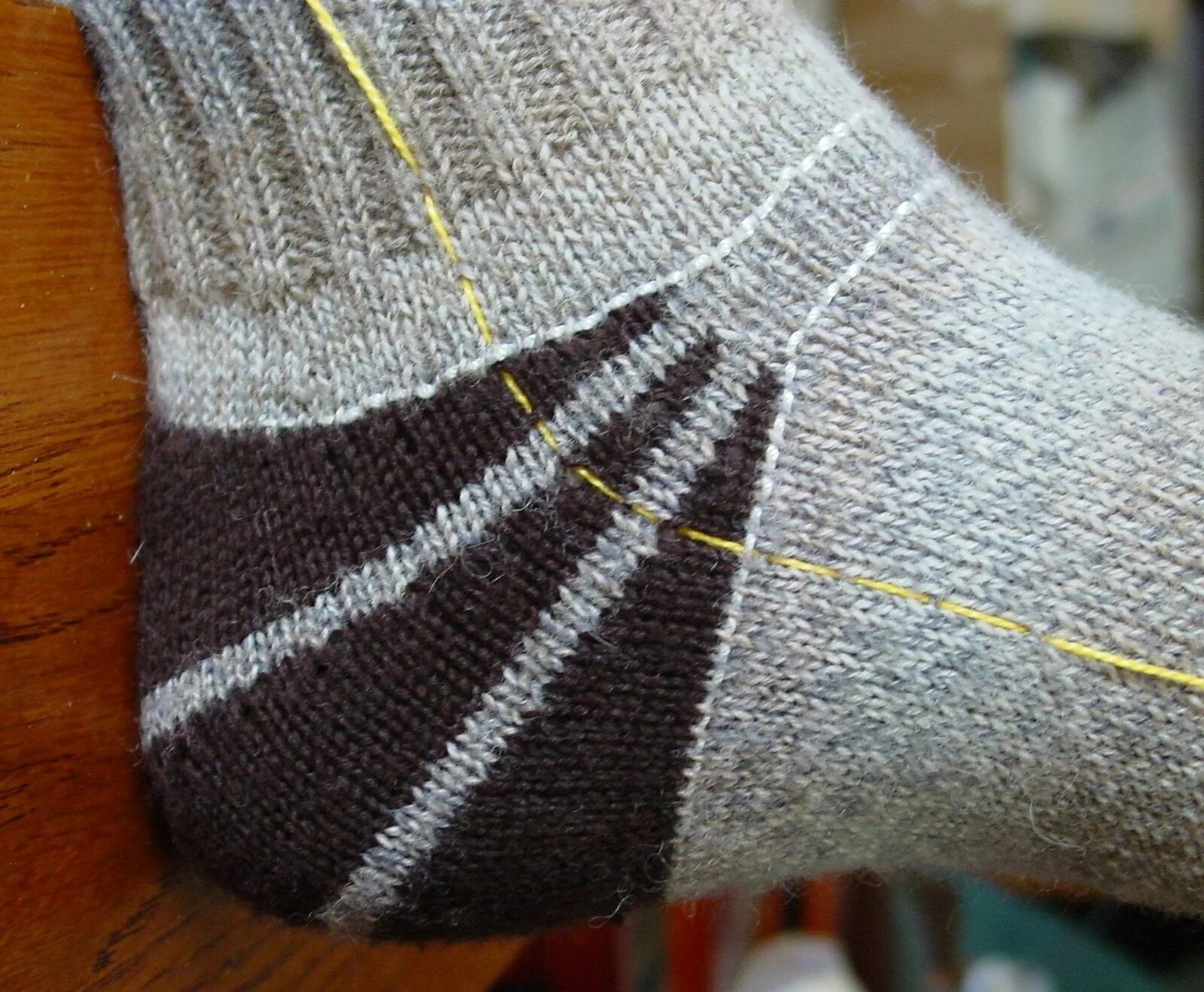 Виды пяток носка. Носки от мыска с пяткой Стронг. Носки спицами. Носки с вывязанной пяткой. Вязание носков с мыска спицами.
