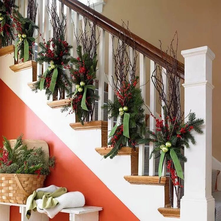 Украшаем жилье. Новогодний декор лестницы. Новогоднее украшение лестницы. Новогоднее украшение перил. Украшение на перила лестницы.