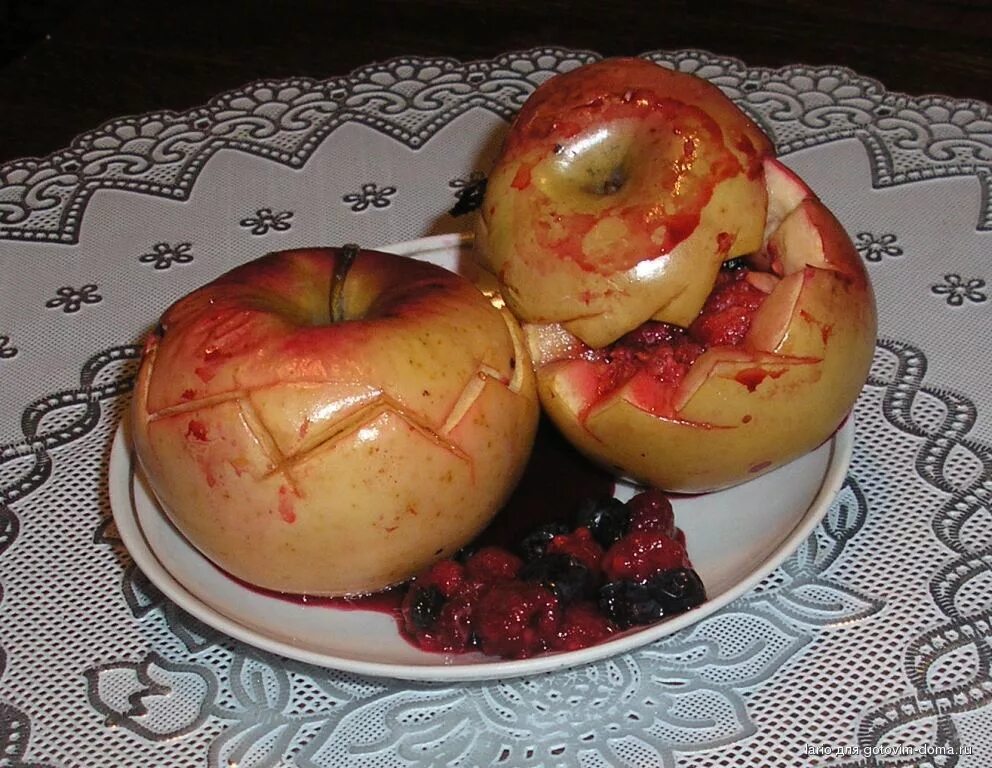 Печеное яблоко для ребенка. Печеные яблоки домашние. Яблоки с творогом в духовке. Яблоки для запекания. Запеченное яблоко с ягодами.