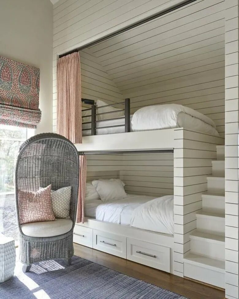 Двухэтажный спальный. Двухэтажная кровать. Комната с двухэтажной кроватью. Уютная комната с двухъярусной кроватью. Необычные двухъярусные кровати.