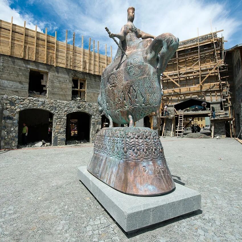 памятники грузинским поэтам в тбилисси. памятник грузии в тбилиси. памятник в грузии. памятник воинам в гори грузия. памятник мимино в грузии.