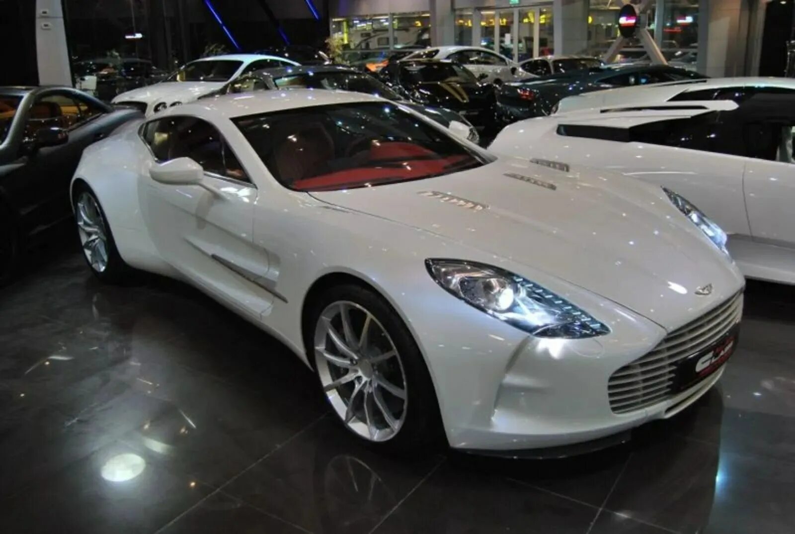 Автомобиль за 1 млн. Aston Martin one-77 салон. Aston Martin one 77-1.