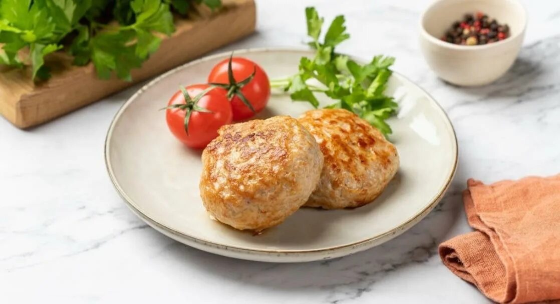 Биточки из индейки в духовке. Котлетки из индейки на сковороде. Вкусные котлеты из фарша индейки. Котлеты на сковороде. Котлеты из индейки.