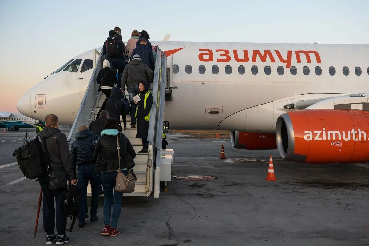 Самолет авиакомпании «Азимут» Sukhoi Superjet 100. Суперджет 100 Азимут. Мин воды аэропорт Азимут. Авиакомпания Азимут Минеральные воды.