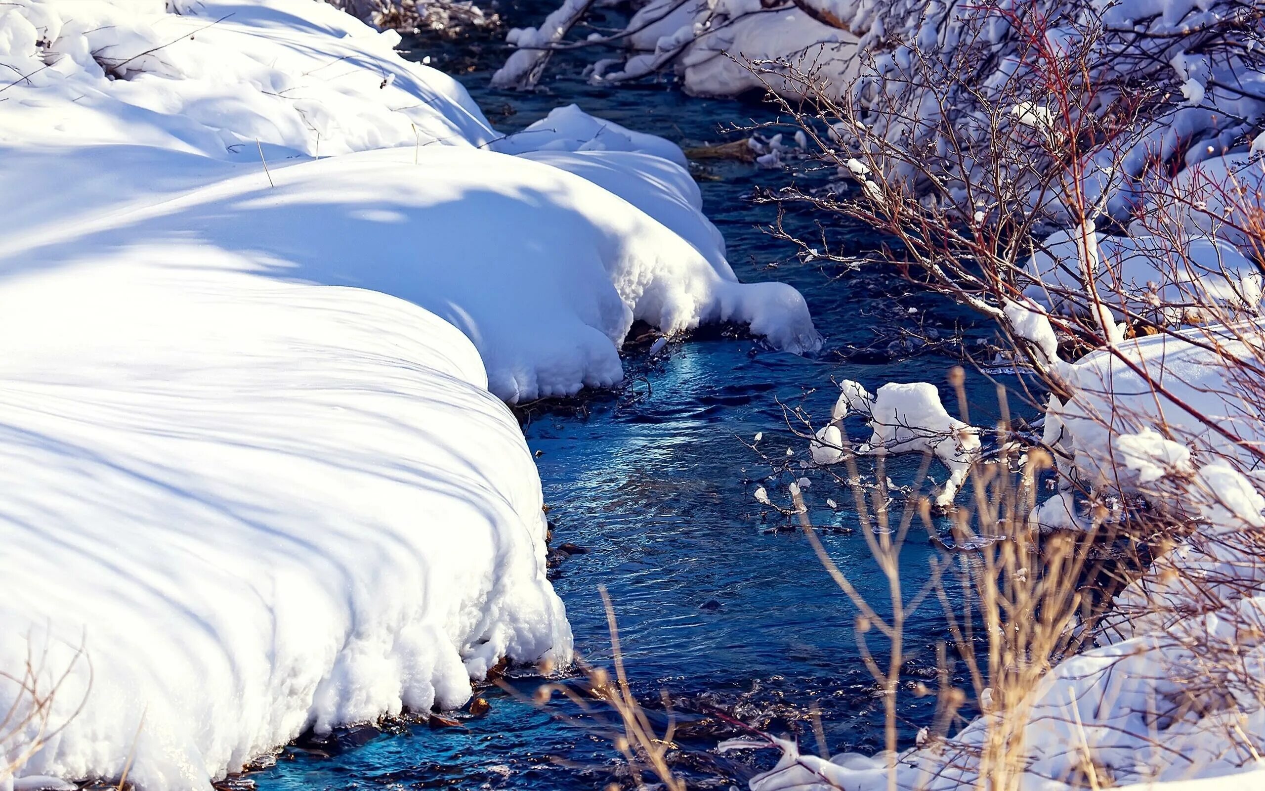 Лед на реке. Заставка на рабочий стол весна. Ранняя весна пейзаж. Весенние ручьи. Голубая вешняя вода.