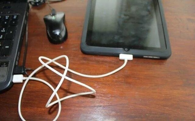 Планшет леново 10 не заряжается батарея. Планшет от зарядки телефона. Телефон подключенный к компьютеру. Планшет заряжается. Айпад заряжается.