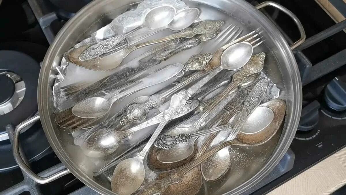Чистка столовых приборов из мельхиора. Очистить столовые приборы из нержавейки. Чем отмыть ложки и вилки до блеска. Очистить ложки и вилки в домашних. Чем отмыть ложки и вилки до блеска.