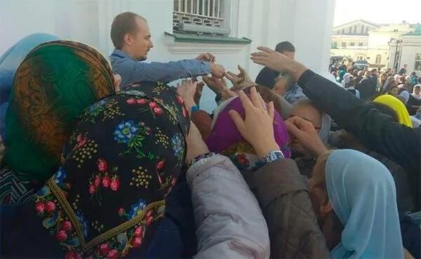 Благодатный огонь картина. Церковная давка. Гора мерон в израиле. Давка в сокольниках. Церковная давка.
