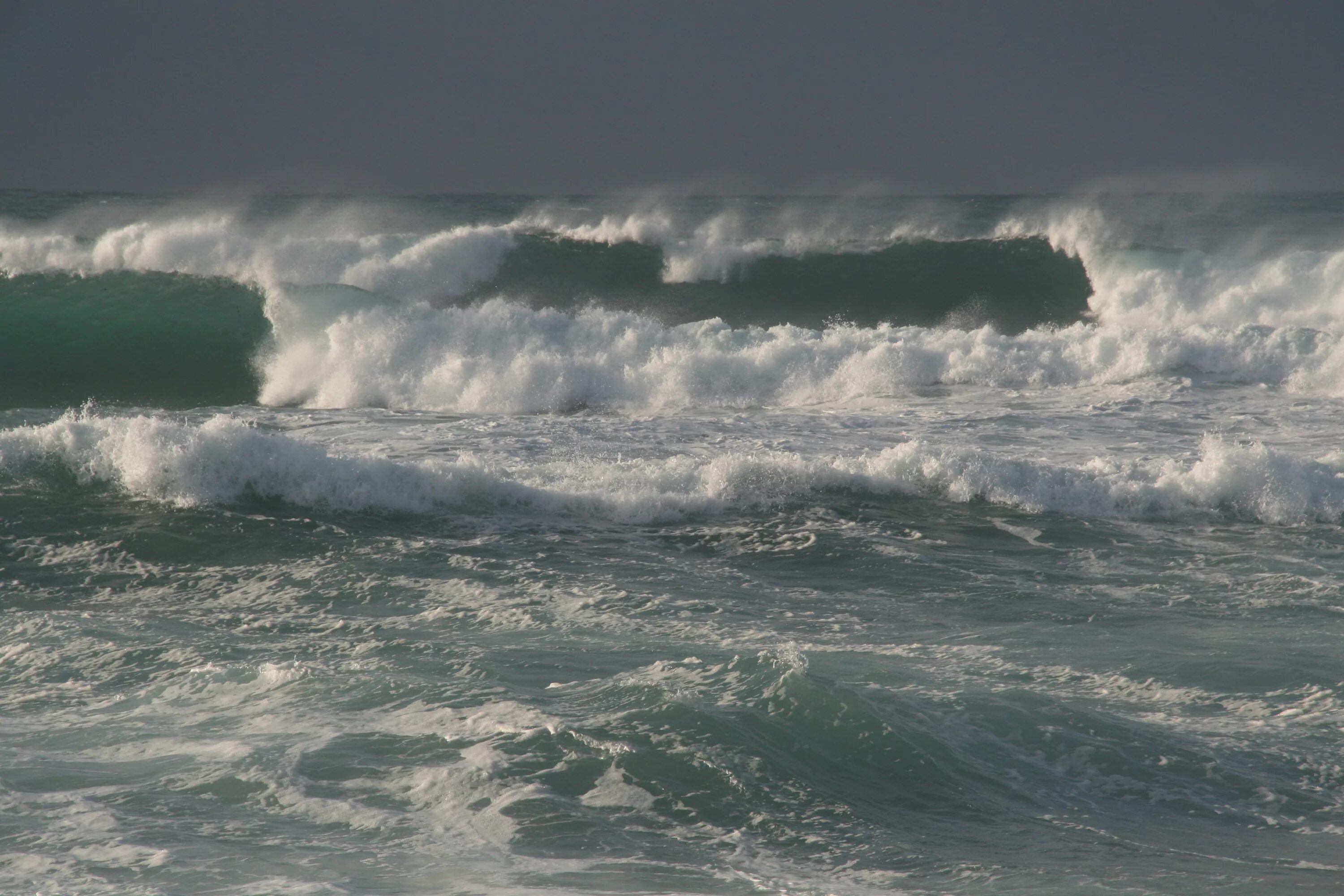 Океан шторм 2. Море шторм. Индийский океан шторм. Волны шторм. Сильное волнение моря.