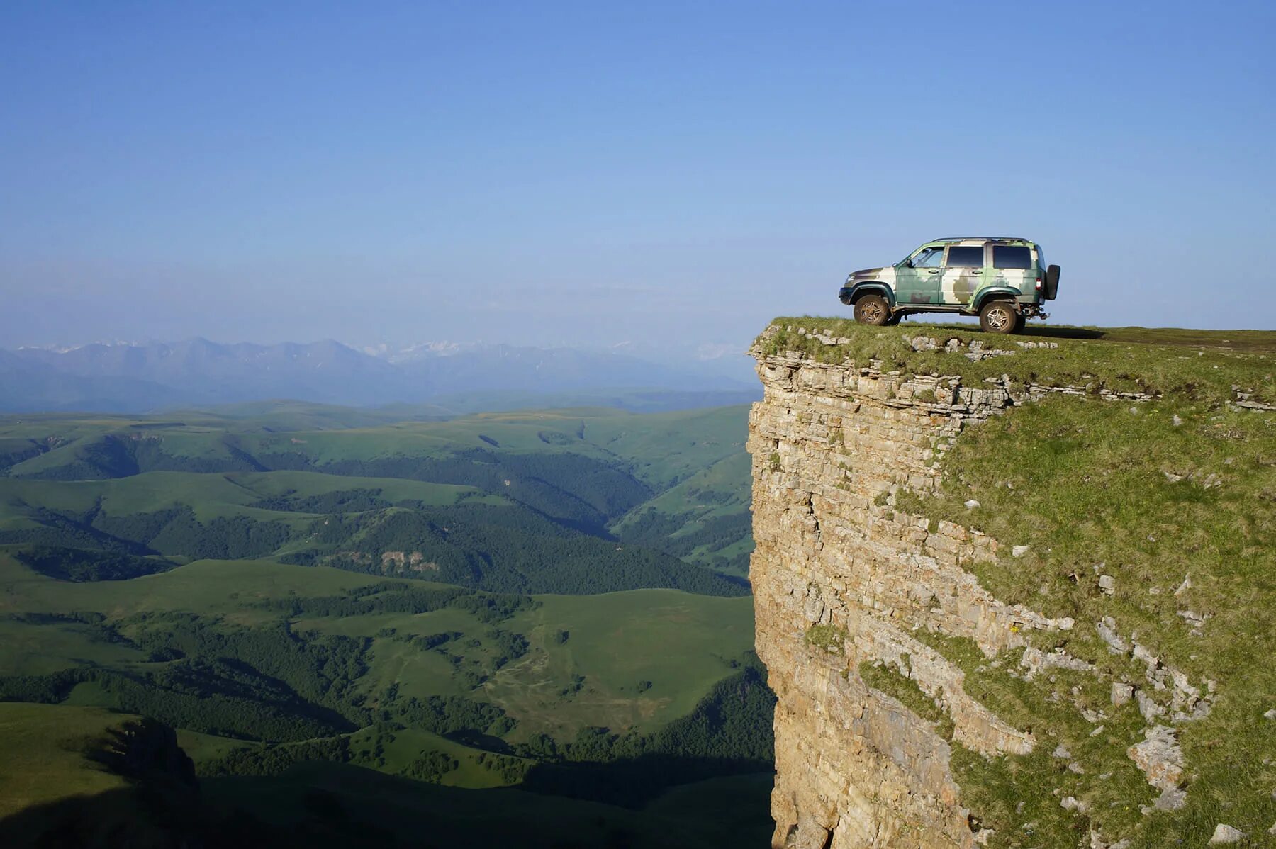 Дорога на бермамыт. Бермамыт на машине. Плато бермамыт дорога. L200 бермамыт упал. Плато бермамыт на машине.