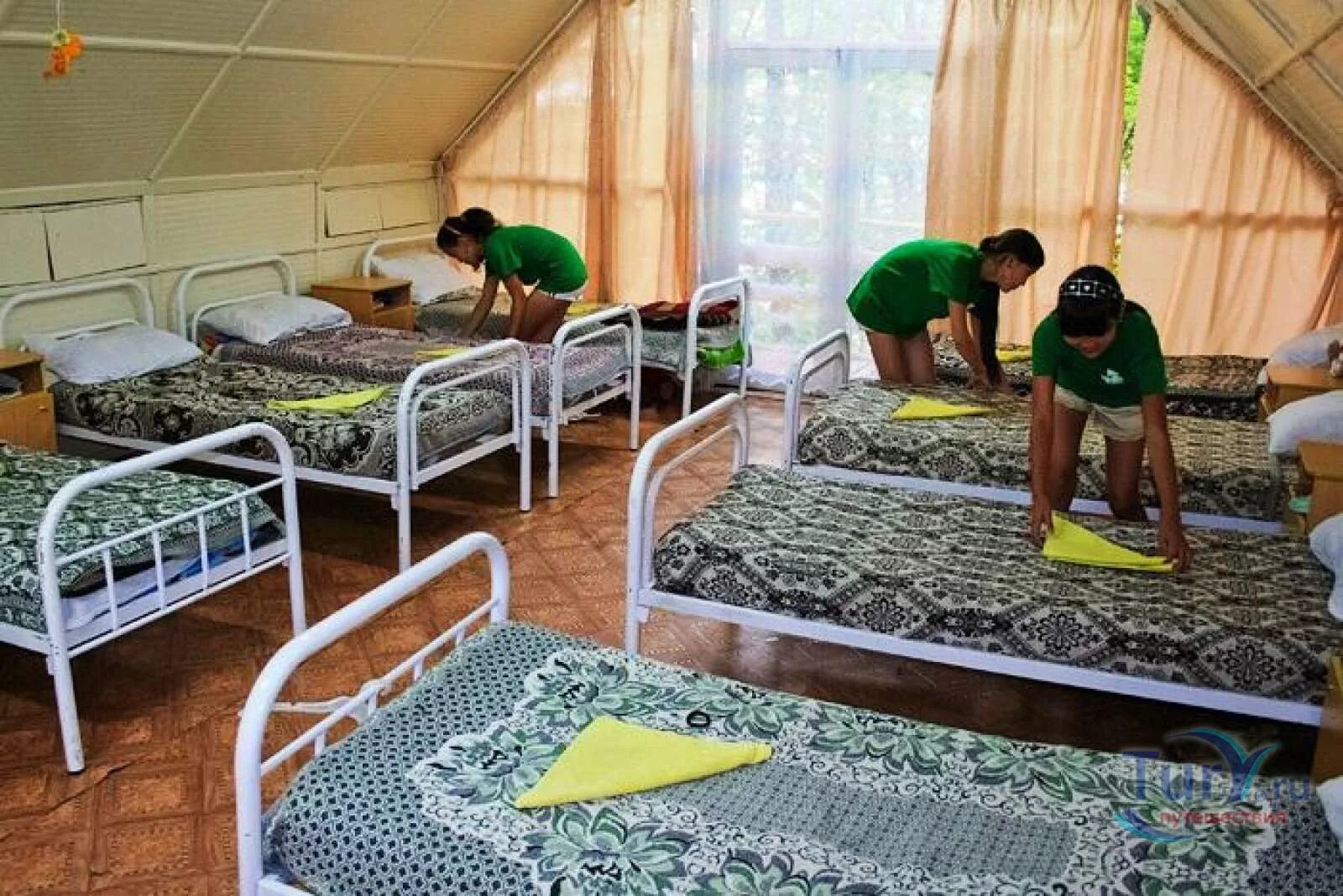 В какие лагеря можно попасть. Детские оздоровительные лагеря. Артек лагерь вожатская. Детский лагерь объединенное королевство. В какие лагеря можно попасть.