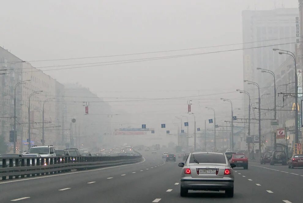 Загрязнение атмосферного воздуха москва. Загрязнение атмосферы в Москве. Загазованность воздуха. Загрязнение воздуха машинами в Москве. Загазованность воздуха в Москве.