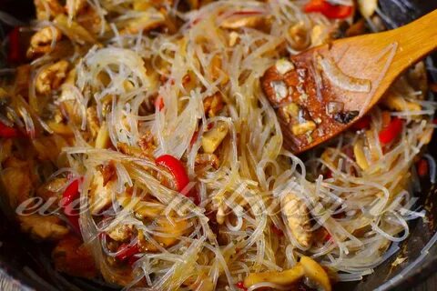 Горячее блюдо с фунчозой и курицей