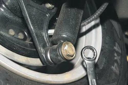 Chevrolet Niva Manual " Снятие амортизатора