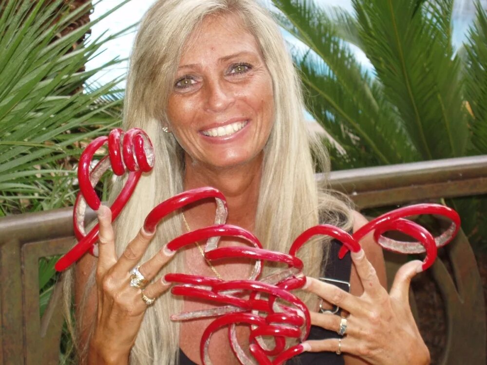 Длинные ногти на руках. Длинные ногти на руках у женщин. Длинные ногти на руках маникюр. Длинные ногти на руках у женщин. Самые длинные ногти в мире рекорд гиннесса.