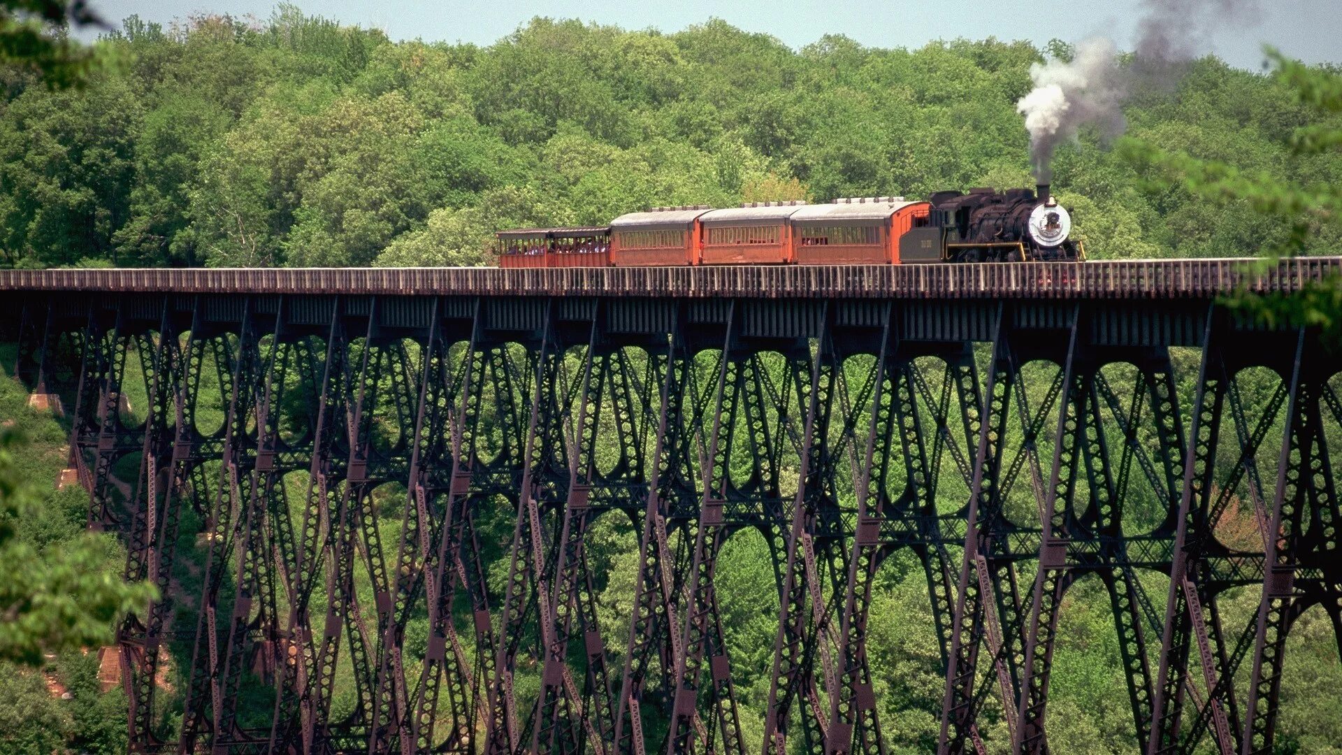 Самые густые железные дороги. Паровоз КБЖД. ЖД мост. Поезд на мосту. Поезд в лесу.
