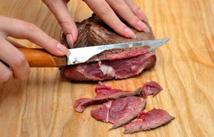 Нарезанное мясо как называется. Нарезанное мясо. мясо нарезанное тонкими ломтиками. тонко нарезанная говядина. тонкие ломтики мяса.