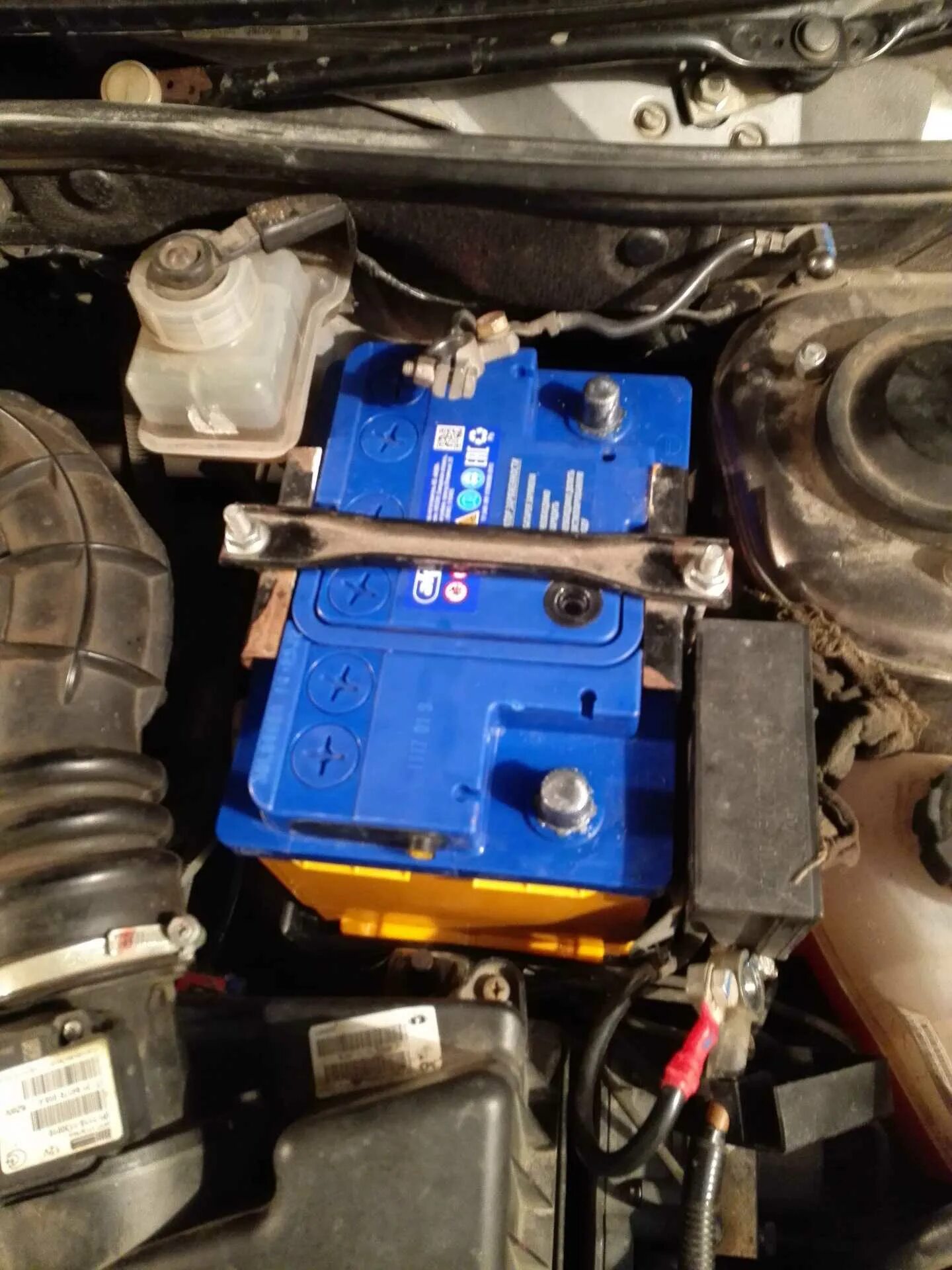 Лада калина универсал 2011 акб. Акб калина 1. Калина 2011 акб. Полярность акб лада калина. Аккумулятор kalina.