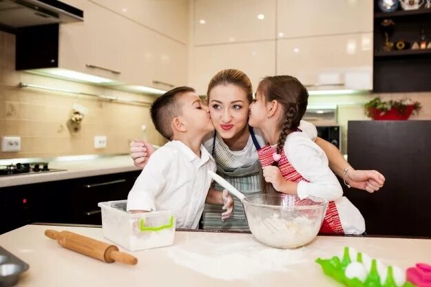 Дочки дают отцам на кухне после приготовления пищи