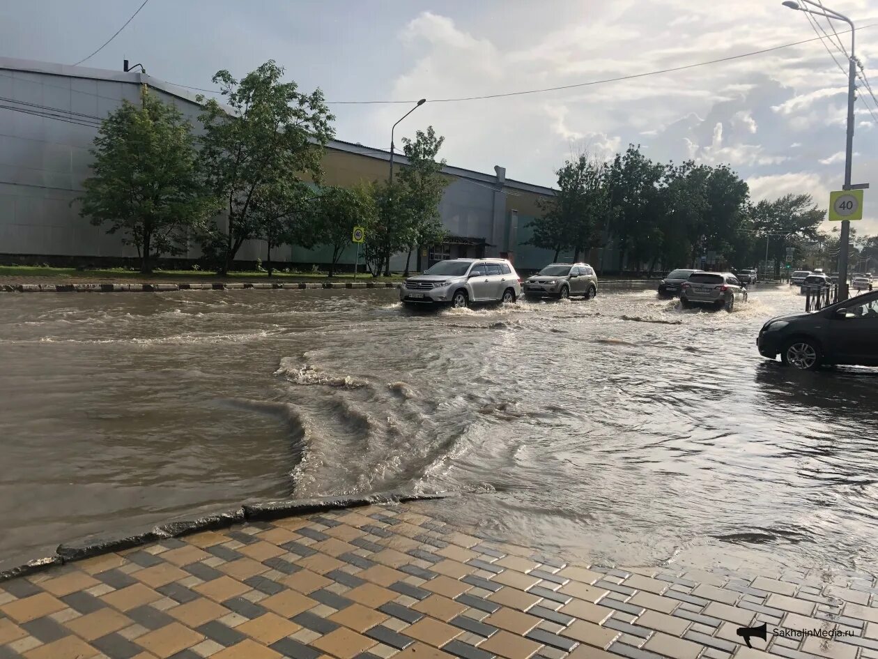 Ливень на Сахалине. Сильный ливень. Дожди затопили улицы. Дождь в городе фото.