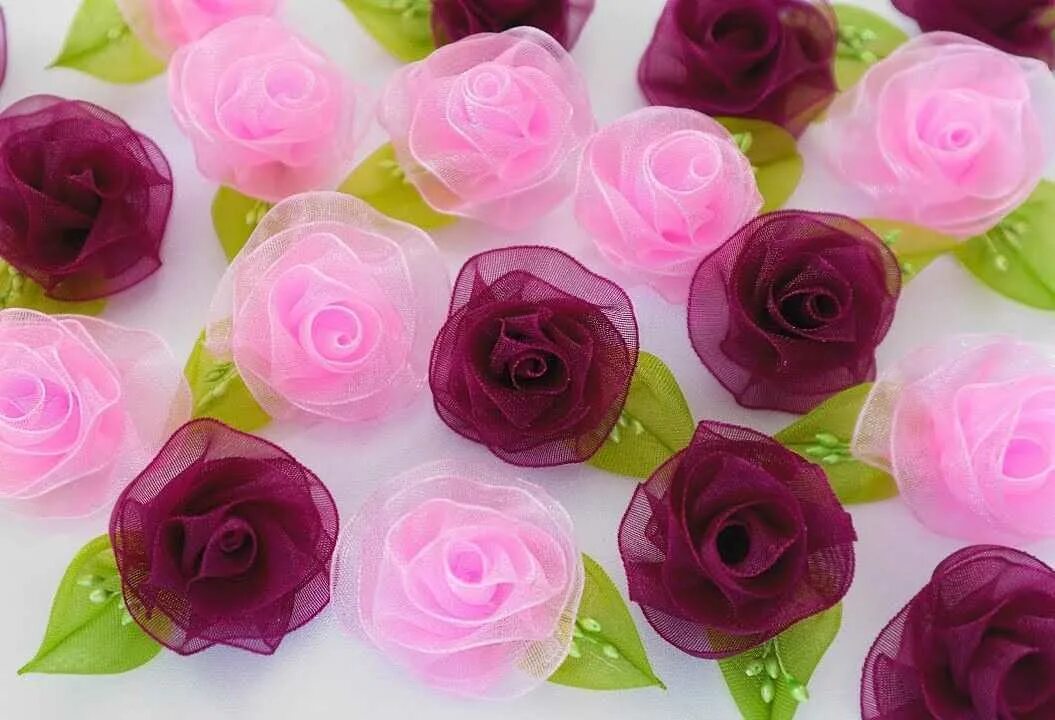 Цветы из органзы. Розы из капроновой ленты. Розочки из органзовой ленты.