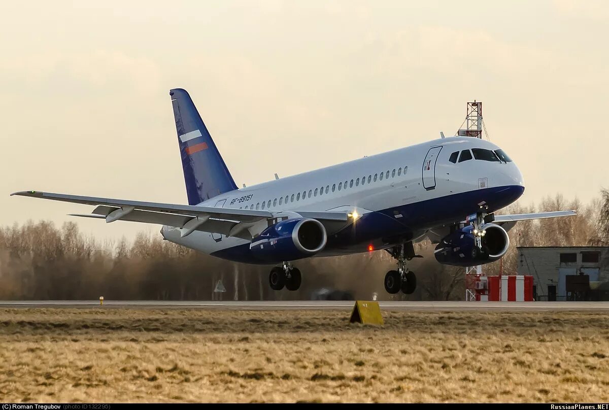 Суперджет последние новости. Sukhoi Superjet 100. Самолет сухой Суперджет 100. Сухой Джет 100. Супер Джет 100 самолет.