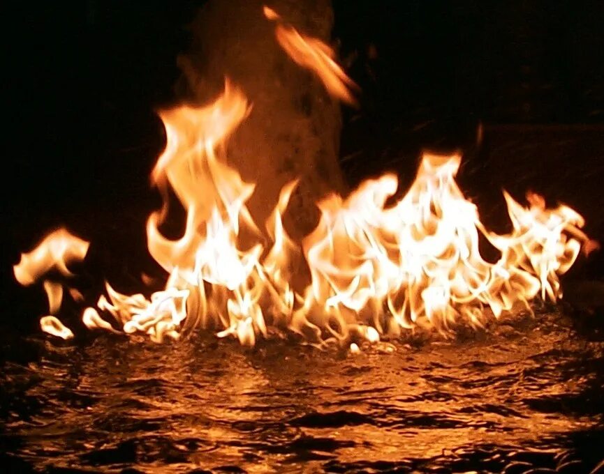 Вода горит. Пожар на воде. Огонь не гасится огнем. Огонь затухает. Огонь заливают водой.