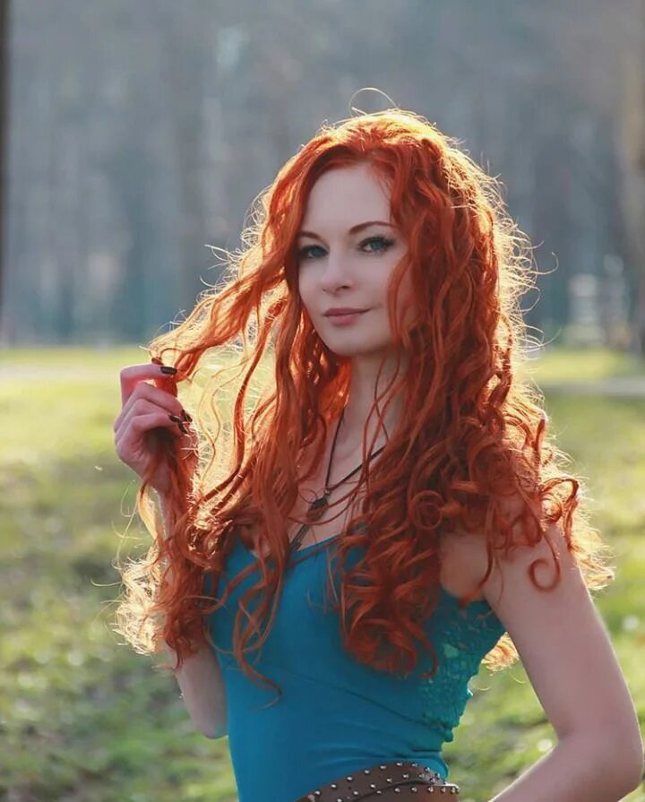Рыжие волосы. Девушка с рыжими волосами. Огненно рыжий цвет волос. Рыжие кудрявые волосы.