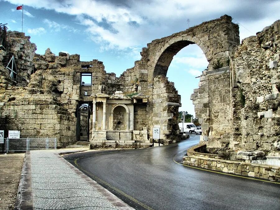 сиде куда сходить. Side город в турции. арочные ворота в сиде. анталия сиде. древний амфитеатр в сиде.