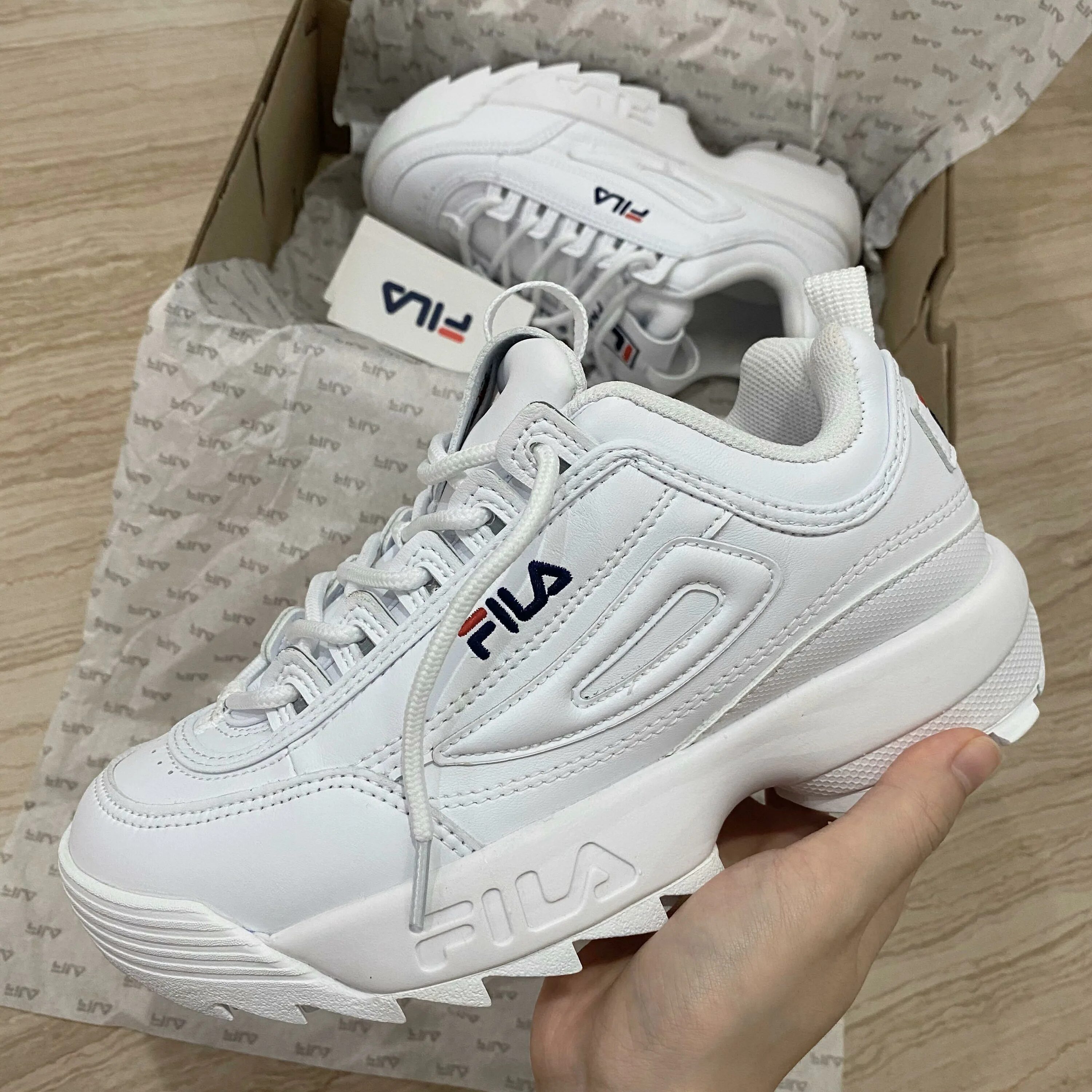 Кроссовки fila disruptor. Кроссовки Фила дизраптор. Кроссовки женские Fila Disruptor. Кроссовки Fila Disruptor 2 мужские. Fila Disruptor бежевые.