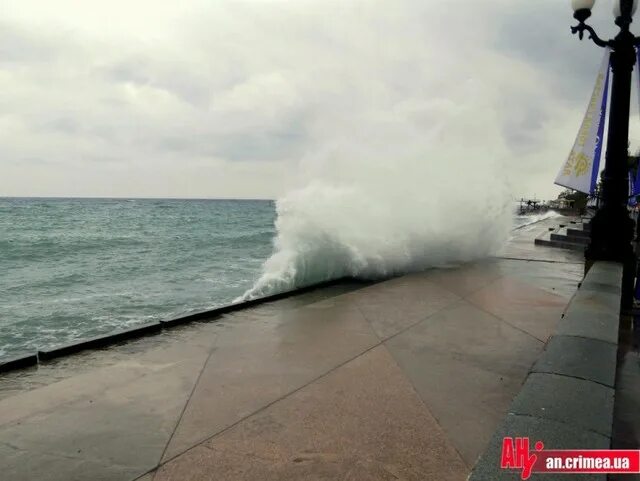 Разбилась соленая волна. Четырех метровая волна. Большие волны на левой стороны в Крыму. Морская волна разбивается о Бастион. Зеленоградск волна разбивается об волнорезы.