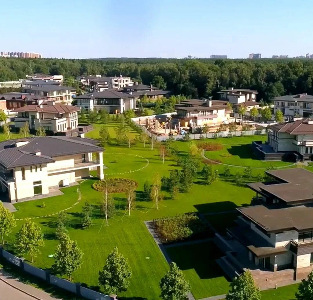 Поселок успенский рублевка. Сергиев посад элитный поселок. Поселок мкад. Барвиха xxi коттеджный поселок. Коттеджный поселок поселок империал.