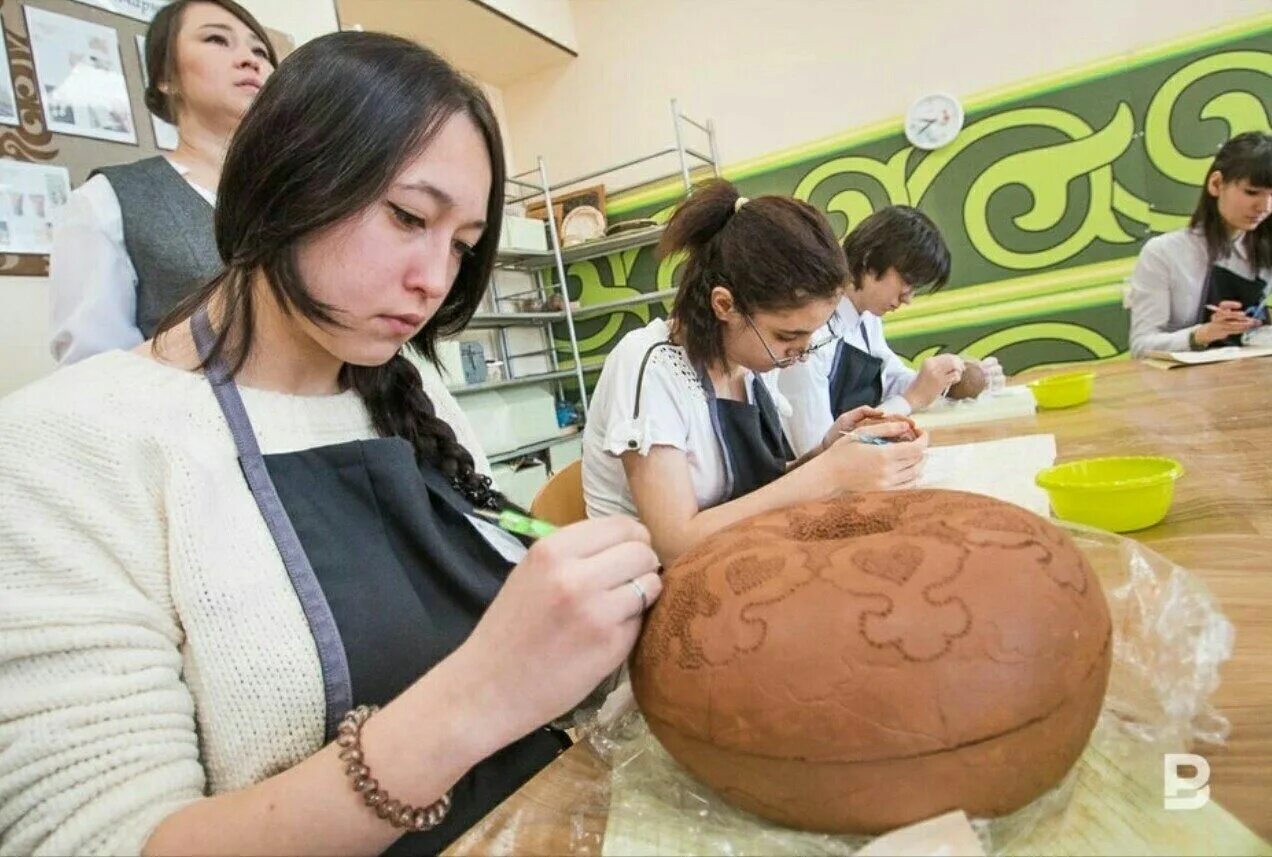 Техникум народных художественных промыслов Казань. Техникум НХП Казань. Колледж народных промыслов Казань. Керамика в колледже.