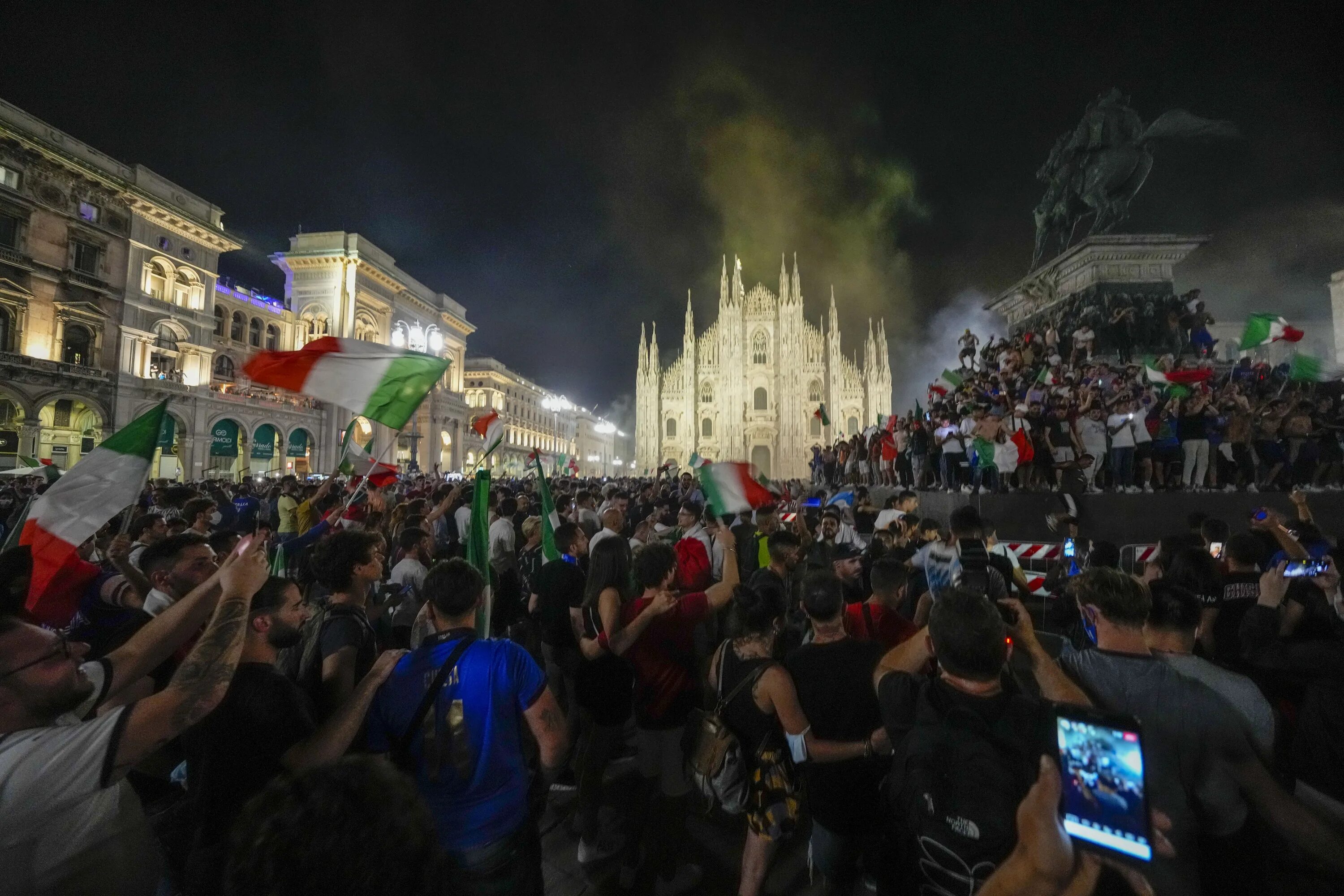 Итальянцы празднуют победу на евро 2020. Праздники в Италии. Праздники в Италии 2022. Италия праздник в августе.
