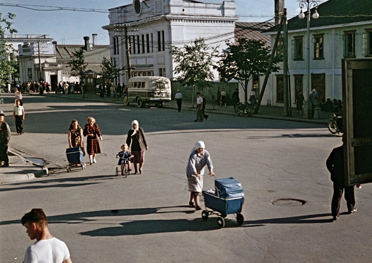 Жизнь 50 70 годов. Южно-Сахалинск 1950-е. Жизнь в СССР на фотографиях семёна Фридлянда. Семён Фридлянд Южно-Сахалинск. Советская жизнь в СССР 80 годы.