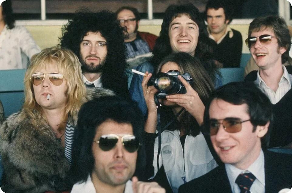 Квин делала. Группа queen. фредди меркьюри 1976. куин 1976 год. группа квин фото.