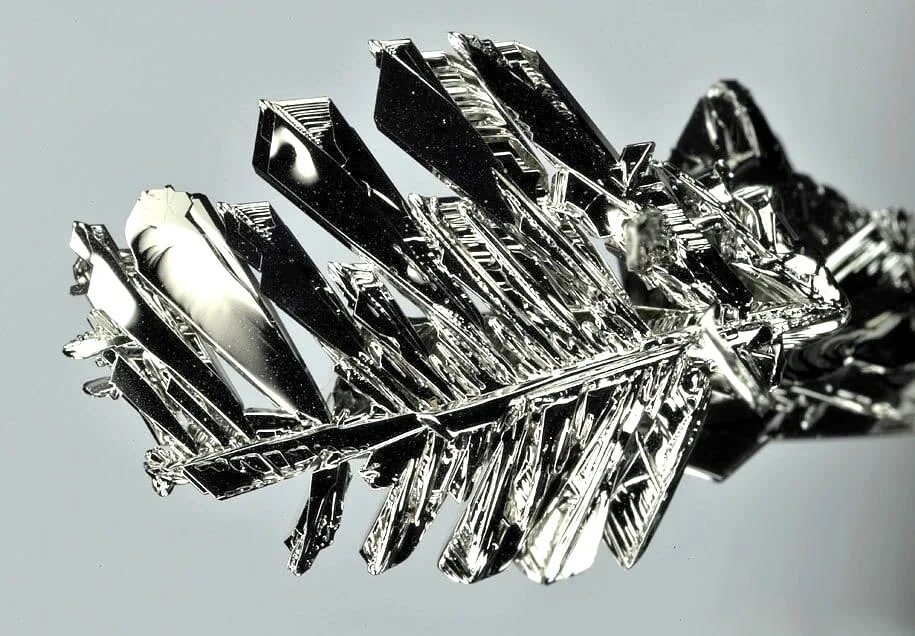 Самый новый металл. Иридий металл. Родий иридий осмий. Иридий самый прочный металл в мире. Платина осмий.
